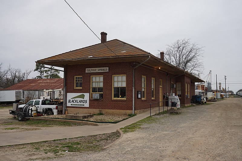 File:Sulphur Springs January 2016 1 (Blacklands Railroad headquarters).jpg