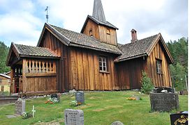 Vatnås kirke med kirkegården. Foto: Helge Høifødt