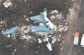 L'épave de l'appareil, sur le talus de l'autoroute M1, après l'accident du vol 092.