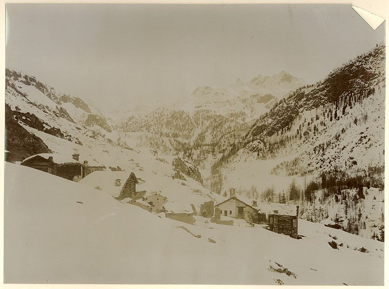 File:Gabinio.Valle Di Cogne, Paesaggio Invernale Con Alcune Baite Semidiroccate In Primo Piano 43A17.jpg