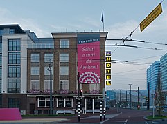 Arnhem, zijkant Hotel Haarhuis voor Giro d'Italia foto8 2016-04-09 06.57.jpg