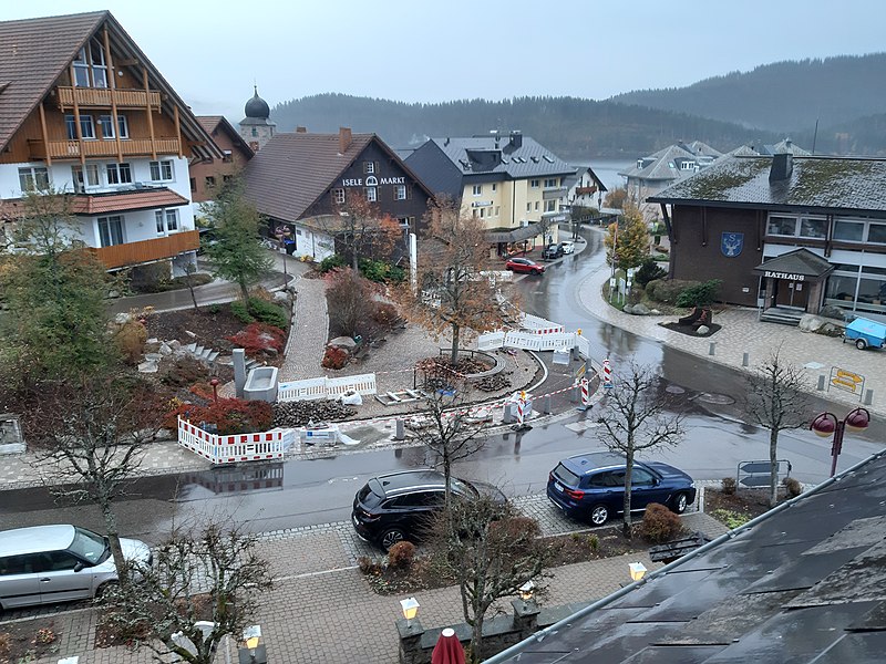 File:Blick aus einem Hotelfenster auf die Ortsmitte von Schluchsee.jpg