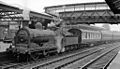 Lokomotive 57602 im Bahnhof von Dumfries 1960 vor einem Personenzug