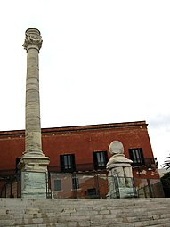 Le due colonne che attestano la fine della Via Appia al porto di Brindisi