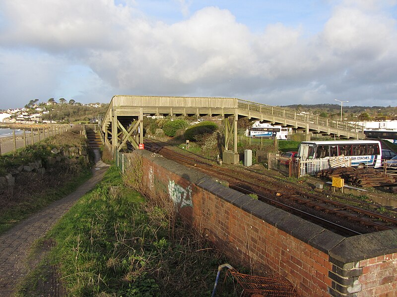 File:Footbridge over the railway near Penzance - geograph.org.uk - 5323885.jpg