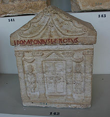 IMG 1073 - Perugia - Museo archeologico - Urna etrusca - 7 ago 2006 - Foto G. Dall'Orto.jpg