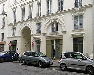 No. 36, with passage under building opening onto the Rue Gabriel-Laumain