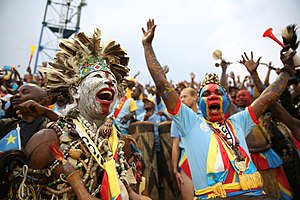 Jubelnde kongolesische Fußballfans beim Finale der Afrikanischen Nationenmeisterschaft 2016 zwischen der DR Kongo und Mali im Stade Amahoro in Kigali