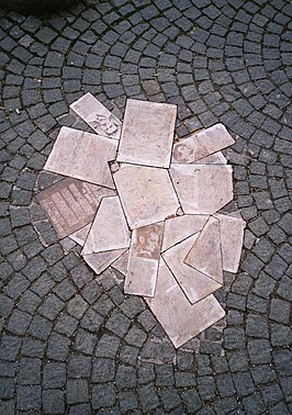 Monument voor de "Weiße Rose" aan de voorzijde van de Ludwig-Maximilian-Universiteit in München