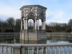 Le pavillon heptagonal du parc baroque des « Sept Etoiles ».