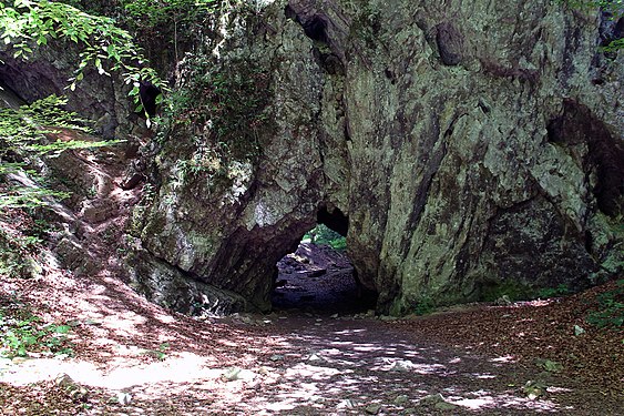 Überbleibsel einer mit Wasser unterspülten Höhle