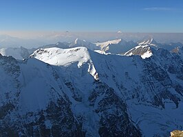 De volledig besneeuwde Äbeni Flue vanuit het noorden van op de top van de Jungfrau