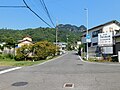 高松市牟礼町牟礼附近を起点側に向かって。右奥に八栗寺の一の鳥居、背後に五剣山が見える。