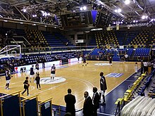 Vue intérieure du Palais des Sports de Levallois, salle occupée par le Paris-Levallois Basket, durant l'échauffement avant la rencontre entre le PL et Hyères-Toulon