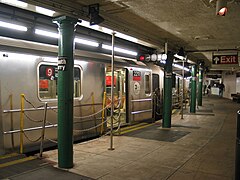 外側ループ線ホームに停車中の列車（2004年）