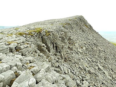 Gipfelgrat am Beinn Spionnaidh. Schön zu sehen die flach nach Südosten einfallenden, plattigen Quarzarenite des Pipe Rock Members