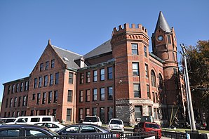 Ehemaliges Fairfield County Courthouse in Bridgeport (2017). Das Courthouse wurde 1888 im Stile des Richardsonian Romanesque errichtet und wird bis heute für Gerichtsverhandlungen genutzt. Im Januar 1982 wurde das Gebäude in das NRHP eingetragen.[1]