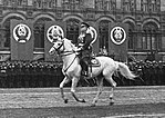 Koumir monté par Joukov pendant les premiers instants du défilé militaire soviétique de 1945.