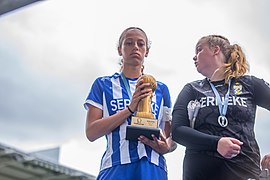 IFK Göteborg tar emot silvermedalj efter förlusten i G16 klassen av Gothia cup 2022 03.jpg