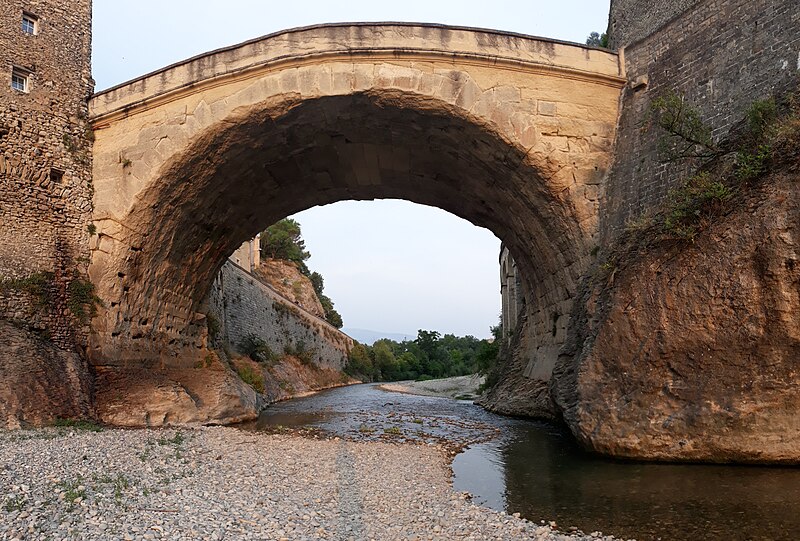 File:Pont de Vaison-la-Romaine.jpg