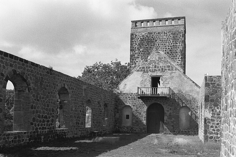 File:Ruïne Hervormde Kerk, interieur naar toren - 20651183 - RCE.jpg