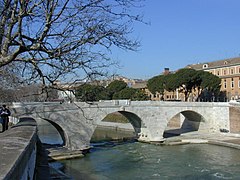 El puente y el Tíber.