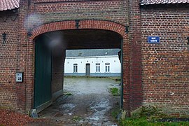 Sailly-Lez-Lannoy.- Porche de ferme cour carrée..jpg