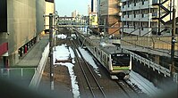 横浜線淵野辺駅のヤード跡（左の桜美林大学国際寮が貨物駅跡で、未だに本線の横に1線残っている）