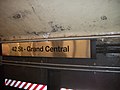 トンネル壁面の駅名標。旧駅名の"42nd Street - Grand Central"が書かれている。