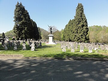 Cimetière, carré militaire, vue d'ensemble.