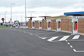 Huit des douze bornes de charge rapide Tesla présentes sur l'aire