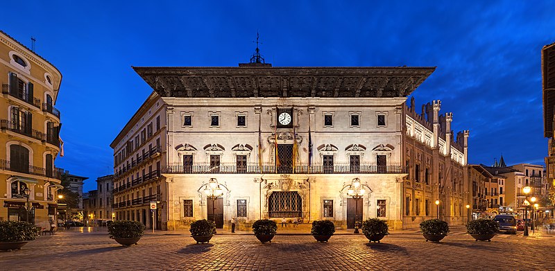 File:Rathaus Palma de Mallorca abends.jpg