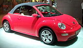 Volkswagen New Beetle circa 2003, con capota convertible de tea con forro interior, unha capa de illamento acústico e ventá traseira de vidro calefactable