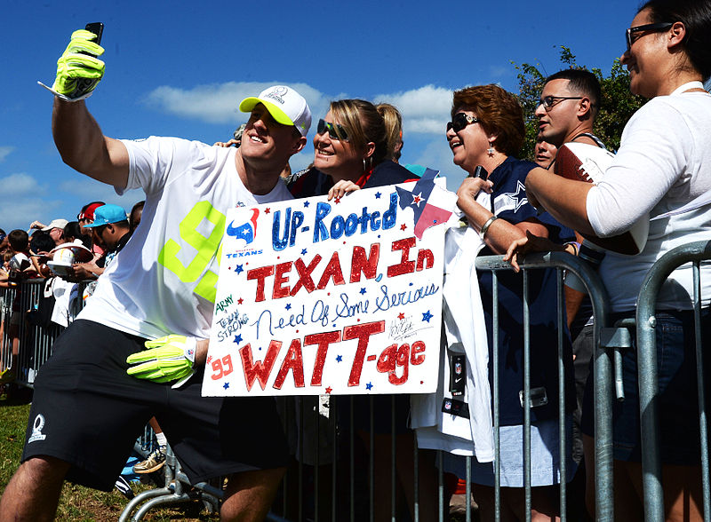 File:140123-F-NF934-652 J.J. Watt takes selfie with fans, 2014 Pro Bowl.jpg