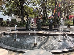 Estatuas y fuente - UPB Medellín.jpg