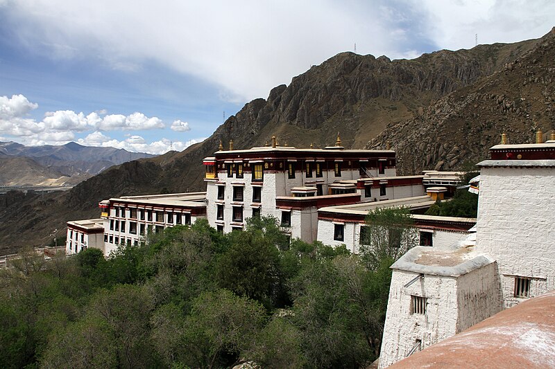 File:Lhasa-Drepung-28-Klostergebaeude-Ausblick-2014-gje.jpg