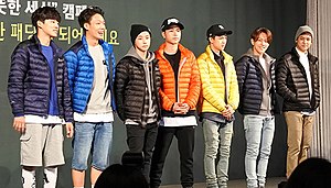 Vasakult paremale: B.I, Bobby, Kim Jinhwan, Koo Junhoe, Song Yunhyeong, Kim Donghyuk ja Jung Chanwoo