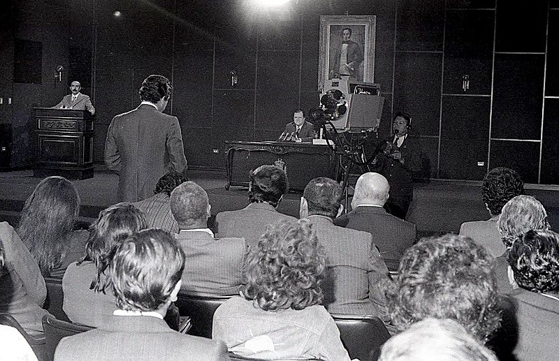 File:1974. Enero, 8. Encuentro de Rafael Caldera con la prensa en el Palacio de Miraflores.jpg