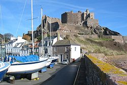 Mont Orgueil Castle ist das Wahrzeichen der Gemeinde