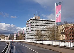 Arnhem, vlaggen op de Nelson Mandelabrug voor Giro d'Italia foto2 2016-04-17 17.41.jpg