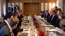 Presiden AS Barack Obama dan Perdana Menteri Kanada Stephen Harper dengan staf-stafnya semasa jamuan merarau ketika bekerja di Parlimen Kanada di Ottawa, Ontario, pada tahun 2009