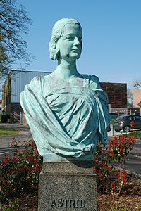 Bronzen buste van de Koningin in Court-Saint-Étienne (Victor Rousseau).