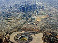 Blick aus der Nordrichtung. Im Vordergrund das Dodger Stadium, dahinter Downtown Los Angeles (2007)