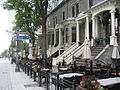 De nombreuses terrasses sont installées le long de l'avenue.