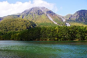 Le mont Yake derrière le lac Taishō