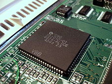 Custom-Chip Alice im PLCC-Gehäuse (MOS Technology 8374)