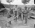 Britse soldaten maken camouflagenetten van netten en stroken stof (1918)