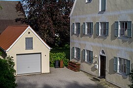 Iffeldorf, Pfarrhof und Remise 2016-07 (2).jpg