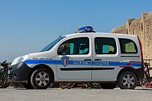 Nous pouvons voir une renault kangoo abordant les couleurs de la police municipale du Mont Saint-Michel.