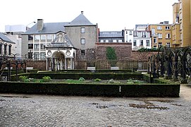 Jardín con el pabellón al fondo.